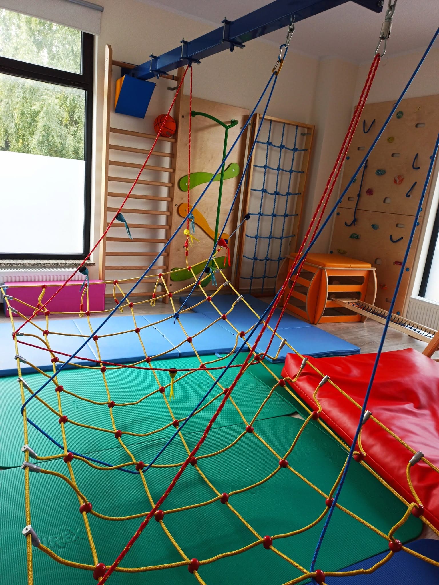 Sala terapeutyczna z podwieszaną siatką do ćwiczeń