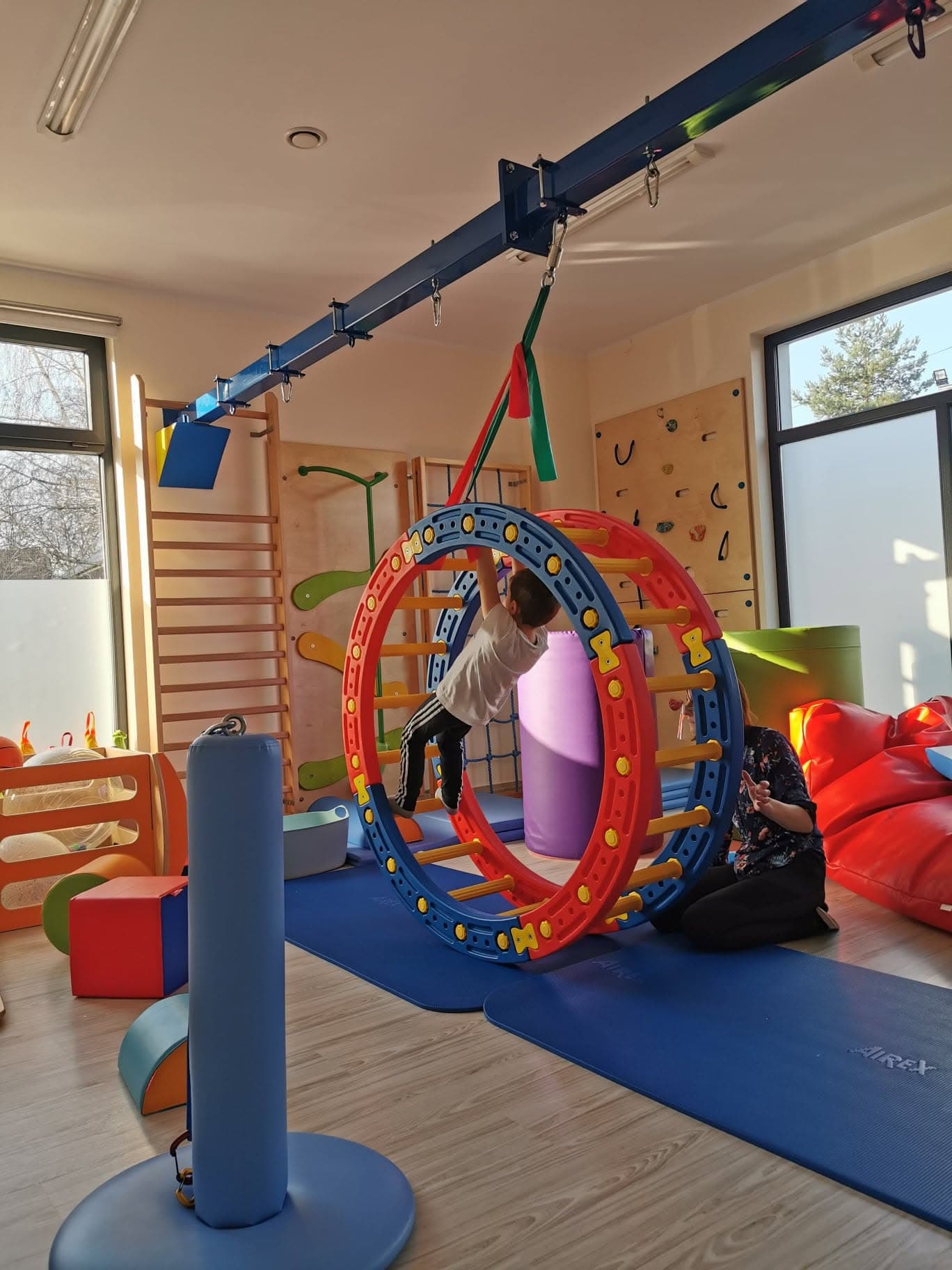 Ćwiczenie ruchowe dziecka z terapeutycznym kołem
